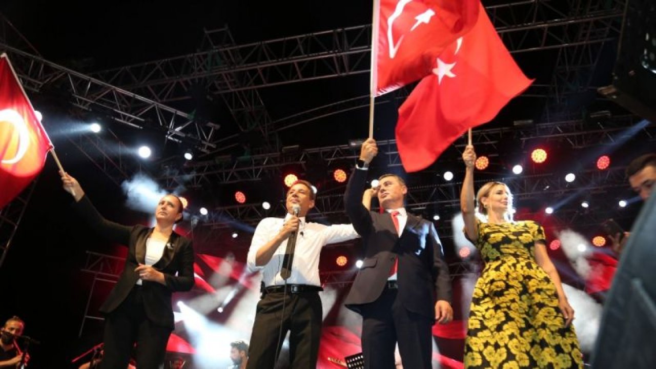 Ankara'da Mustafa Yıldızdoğan konserinde sürpriz evlilik teklifi