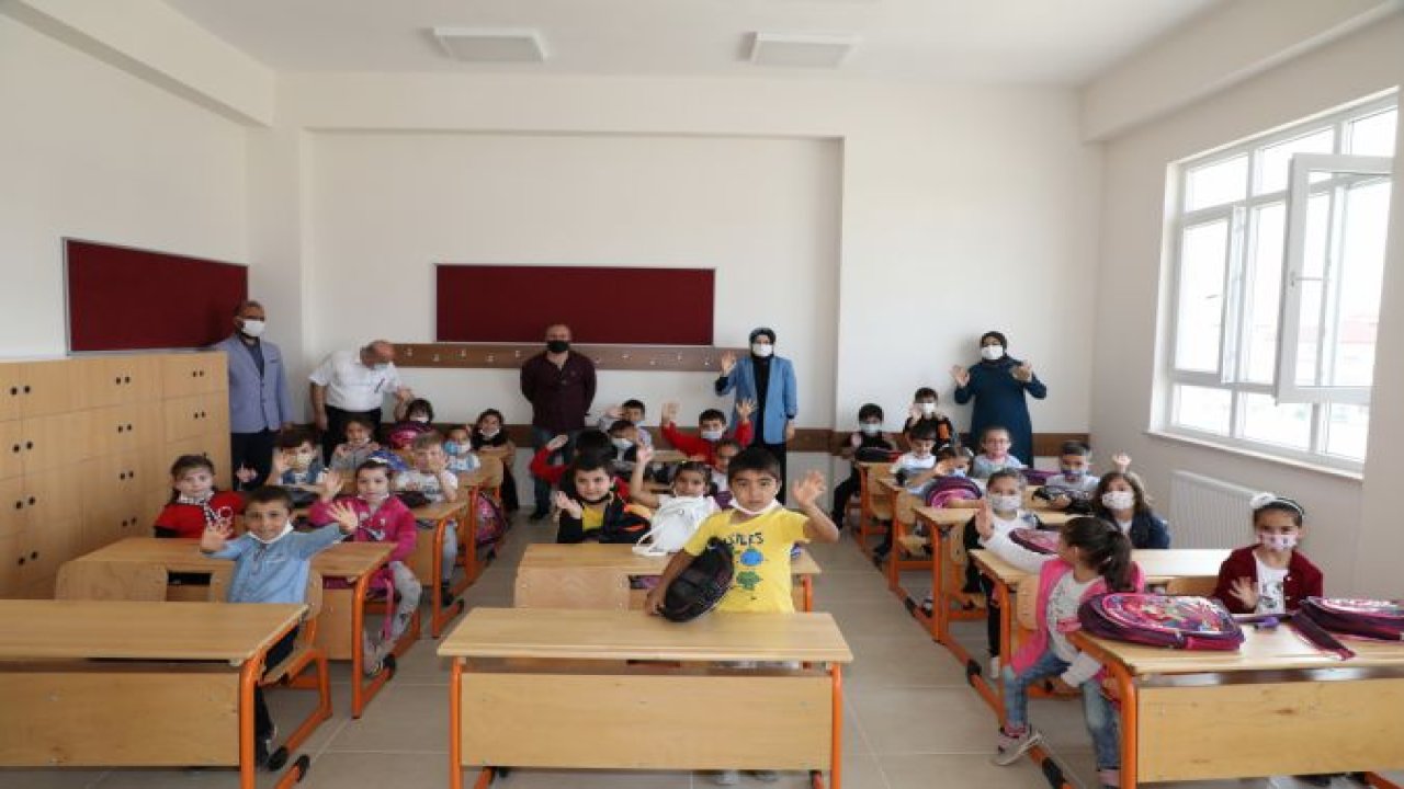 Akyurt Belediyesi Okula Bu Yıl Başlayan Miniklere Okul ve Beslenme Çantası Hediye Etti
