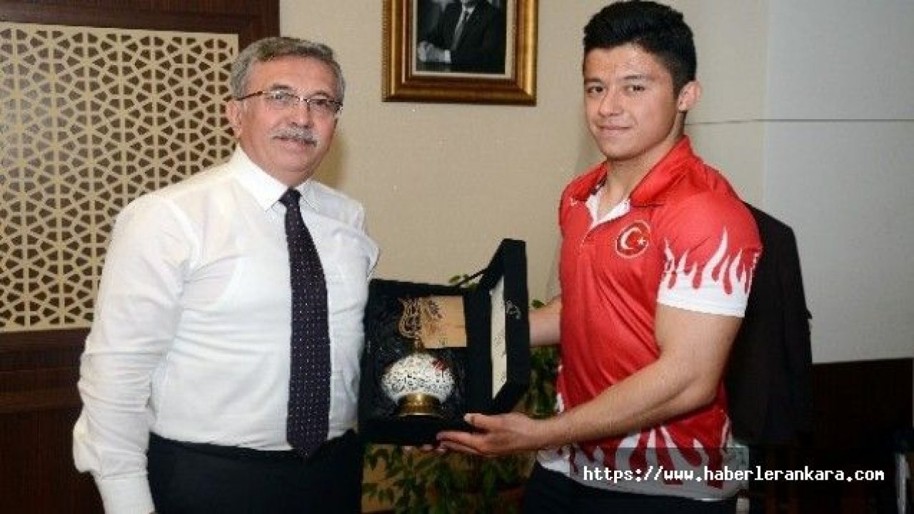 Başkan Çetin Gençler Türkiye Halter Şampiyonasında Batuhan Yüksel'i kabul etti