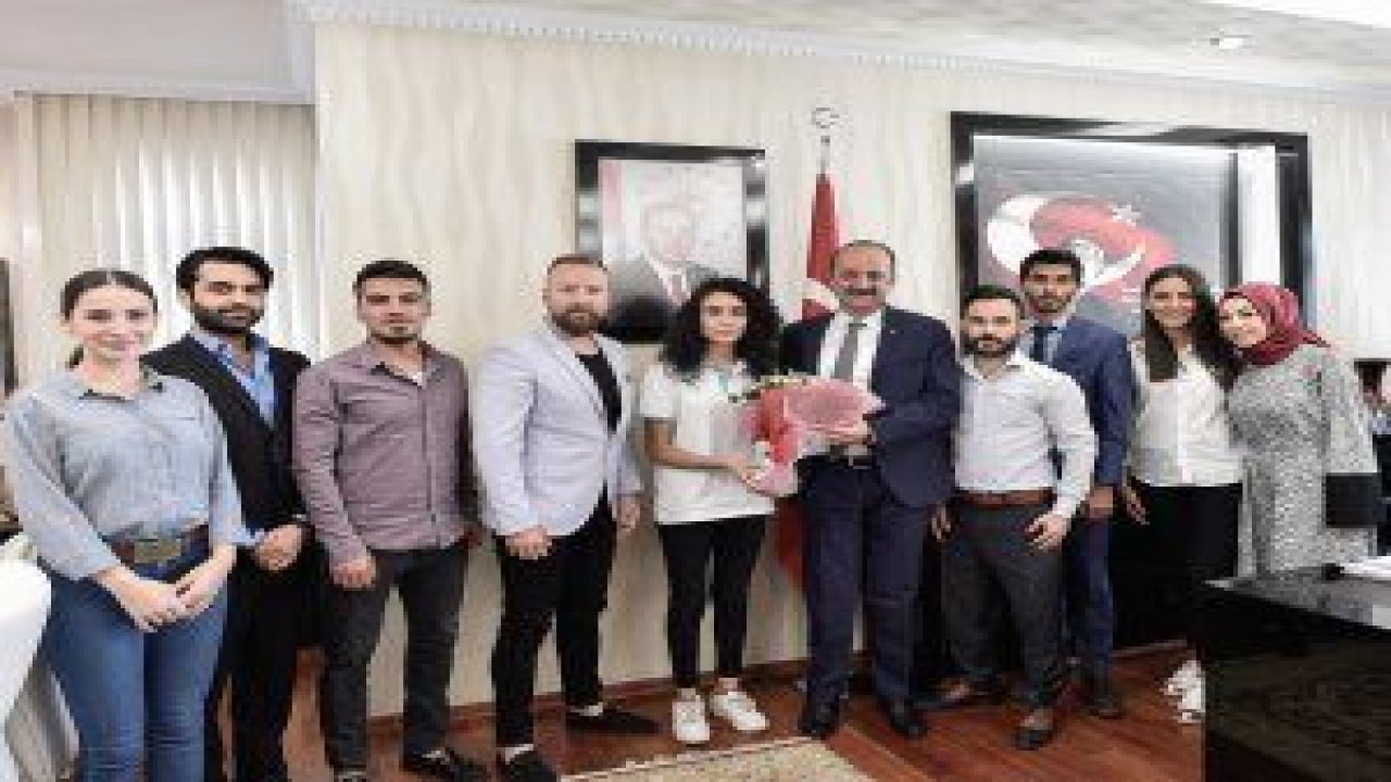 Mesut Akgül, Rabia Yıldız'ı ve Yenilmez Spor Kulübü sporcularını makamında ağırladı