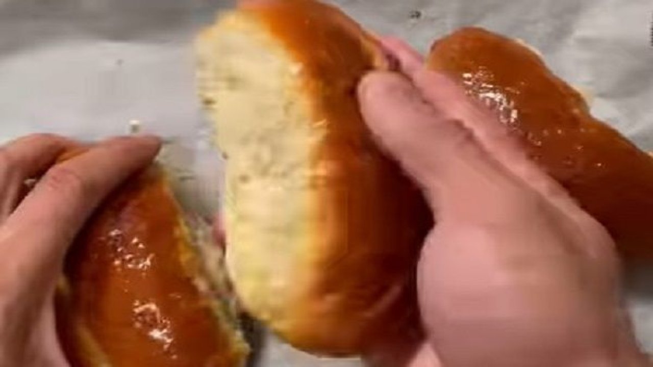 Masterchef Emir’in Elinden: Hot Dog Ekmeği Tarif! Sandviç Ekmeklerim Güzel Olmuyor Diyenler Mutlaka Denemeli