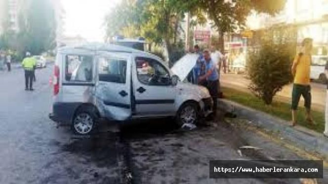 Hafif ticari araç ağaca çarptı: 5 yaralı