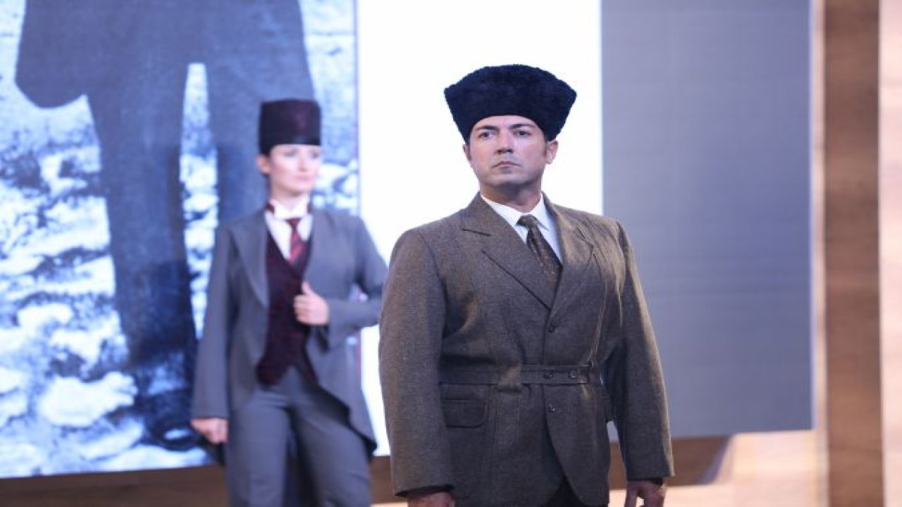 Ankara Türk Tarih Müzesi'nde Atatürk giysileri defilesi