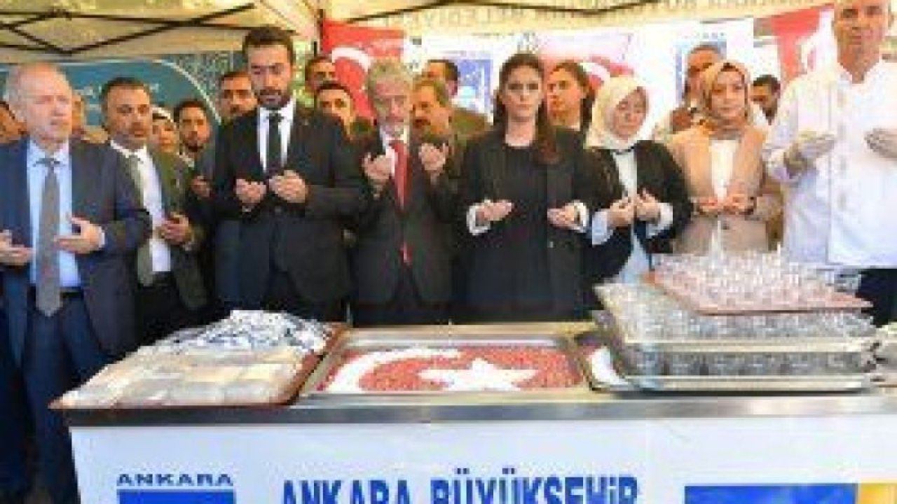 Ankara Büyükşehir Belediyesi vatandaşlara aşure ikram etti.