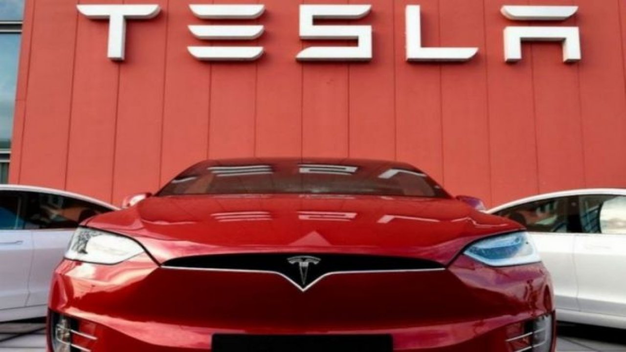 Tesla'nın piyasa değeri trilyon doları aştı