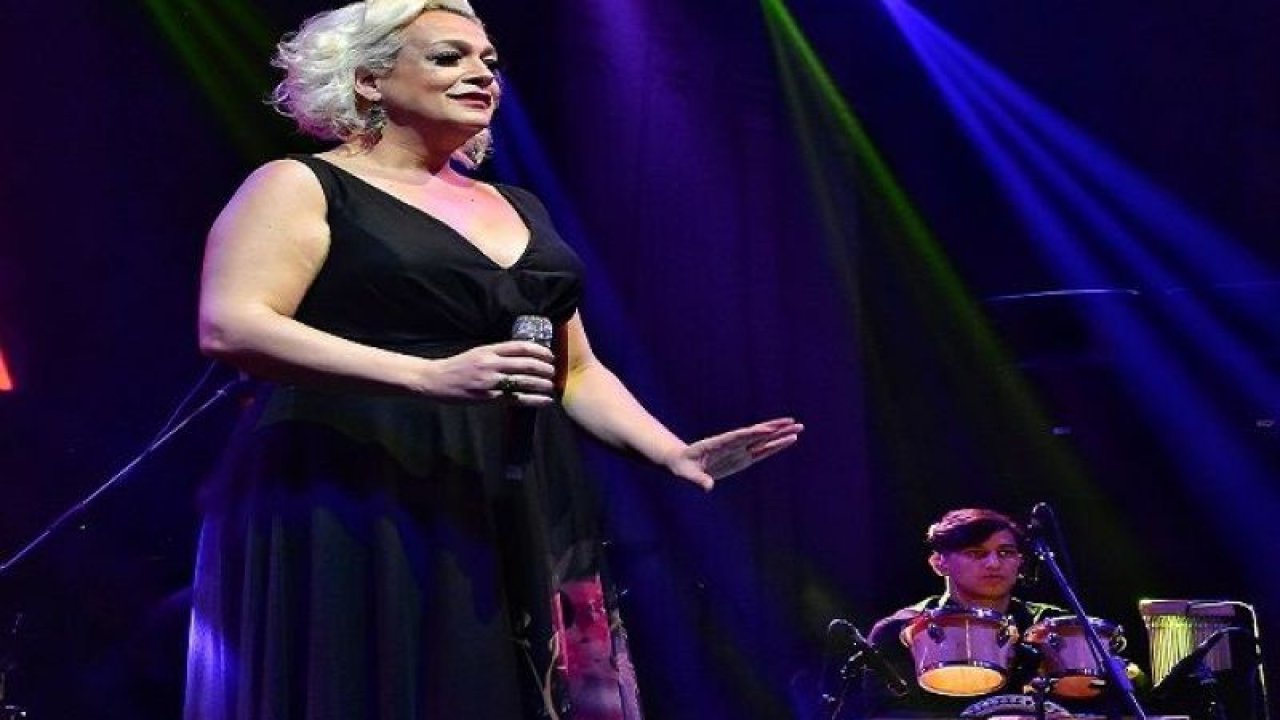 Ünlü şarkıcı Ayta Sözeri Sezen Aksu Şarkılarıyla Duygu Seli Yaşattı