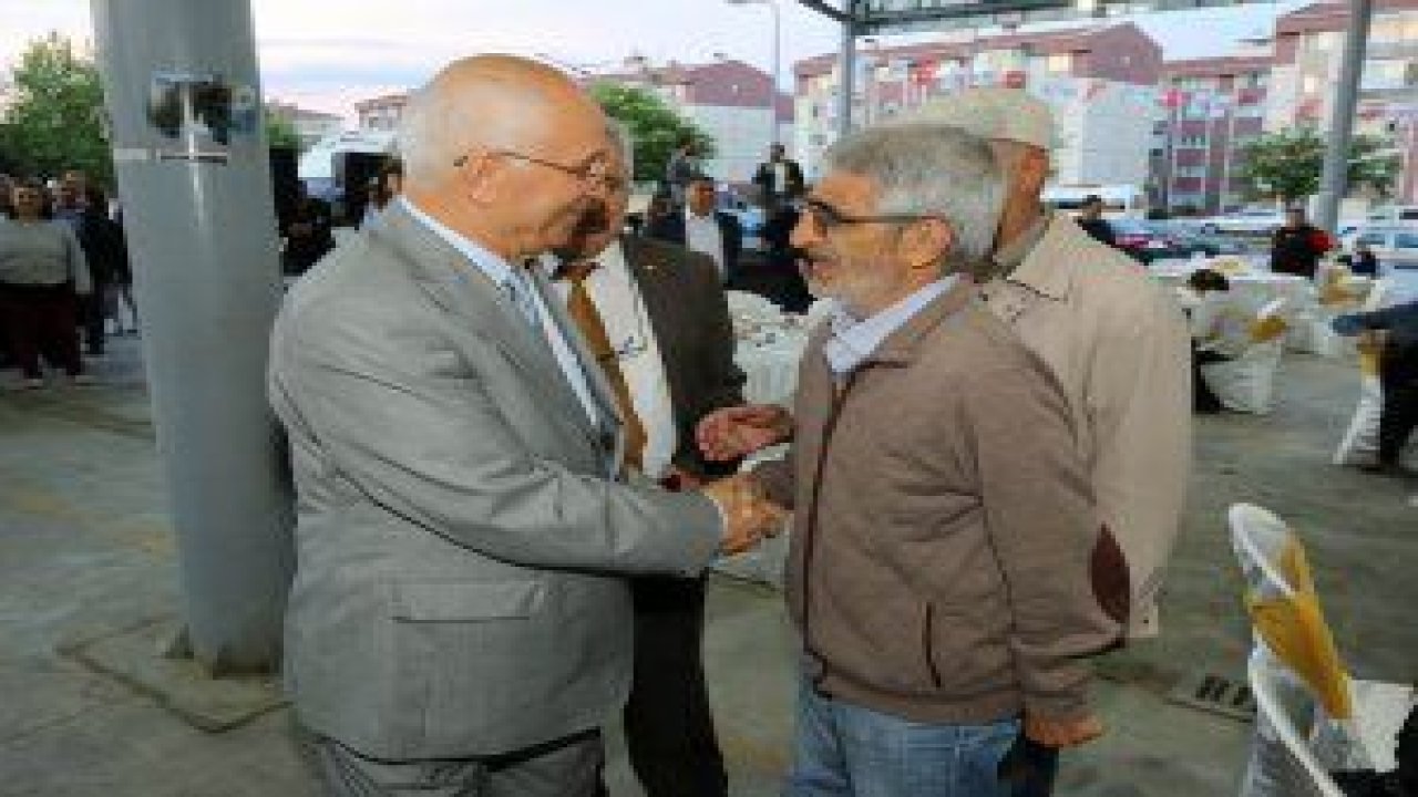 Fethi Yaşar, Batı Sitesi Pazar Yeri ve İvedik Köy Konağı’nda kurulan iftar sofralarında vatandaşlar ile buluştu