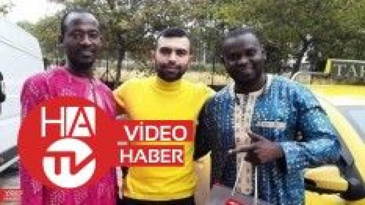 Taksisinde unutulan döviz dolu çantayı turistlere teslim etti