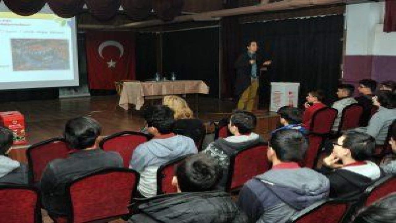 Keçiören'de bulunan liselerde, sıfır atık projesi kapsamında eğitimler verildi