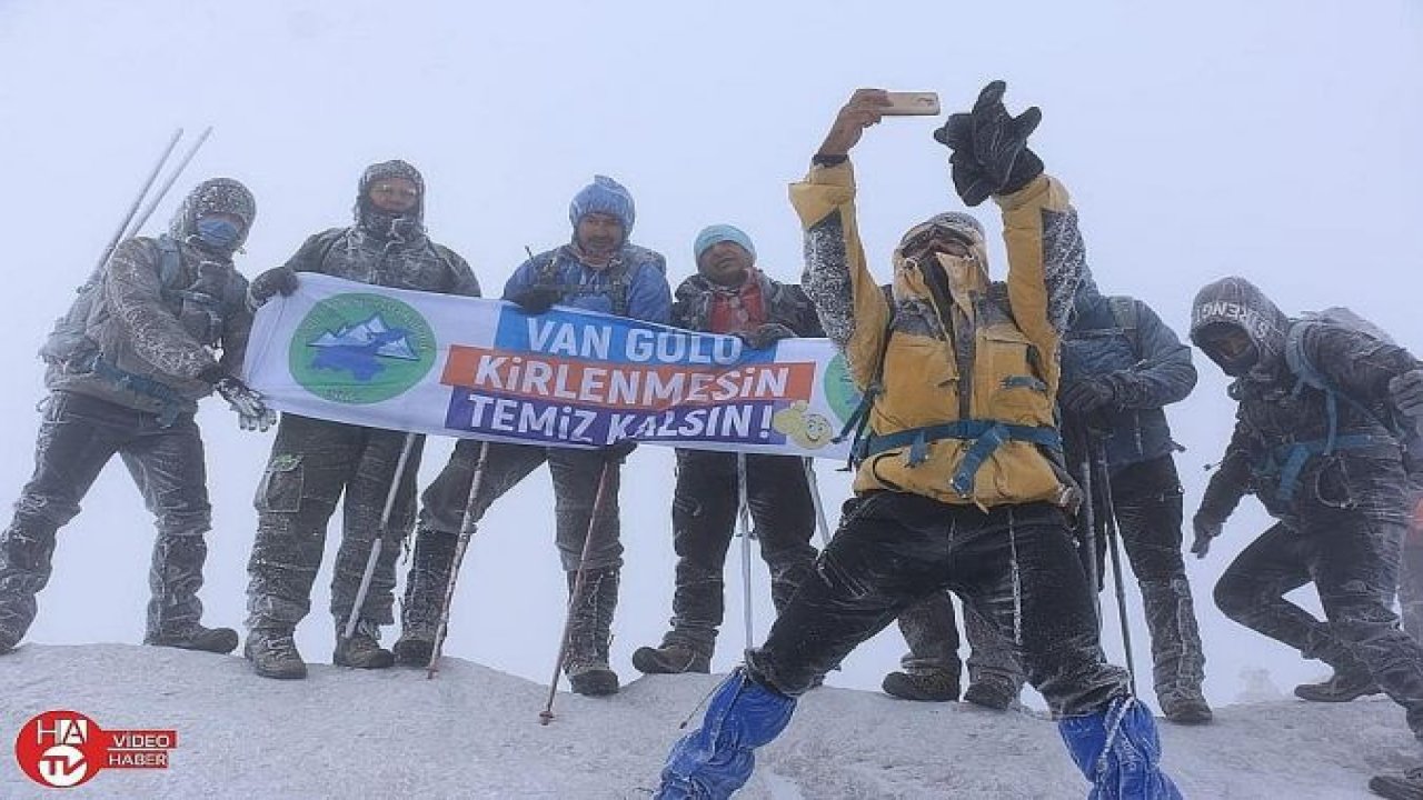 Ağrı Dağı’na tırmanan Vanlı dağcılar tipi ve fırtınaya yakalandı