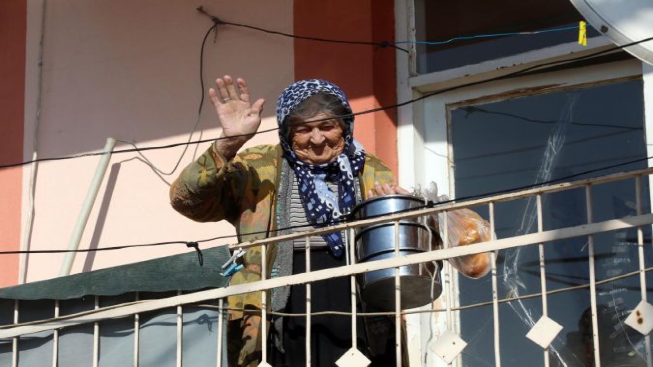 85 yaşındaki Fatma Teyze'den Korona'ya ip önlemi