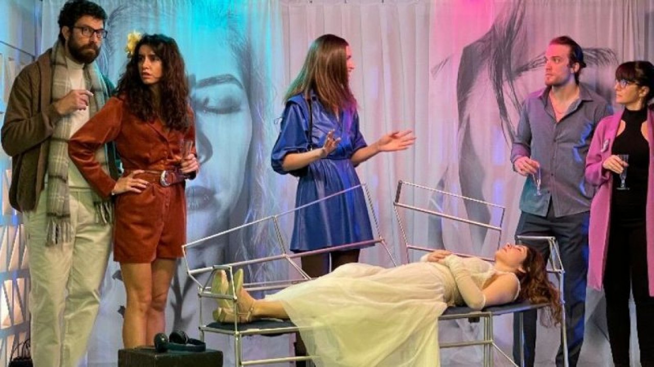 "Teslim Ol Sev ve Sessiz Ol" İngilizce sahnelenecek