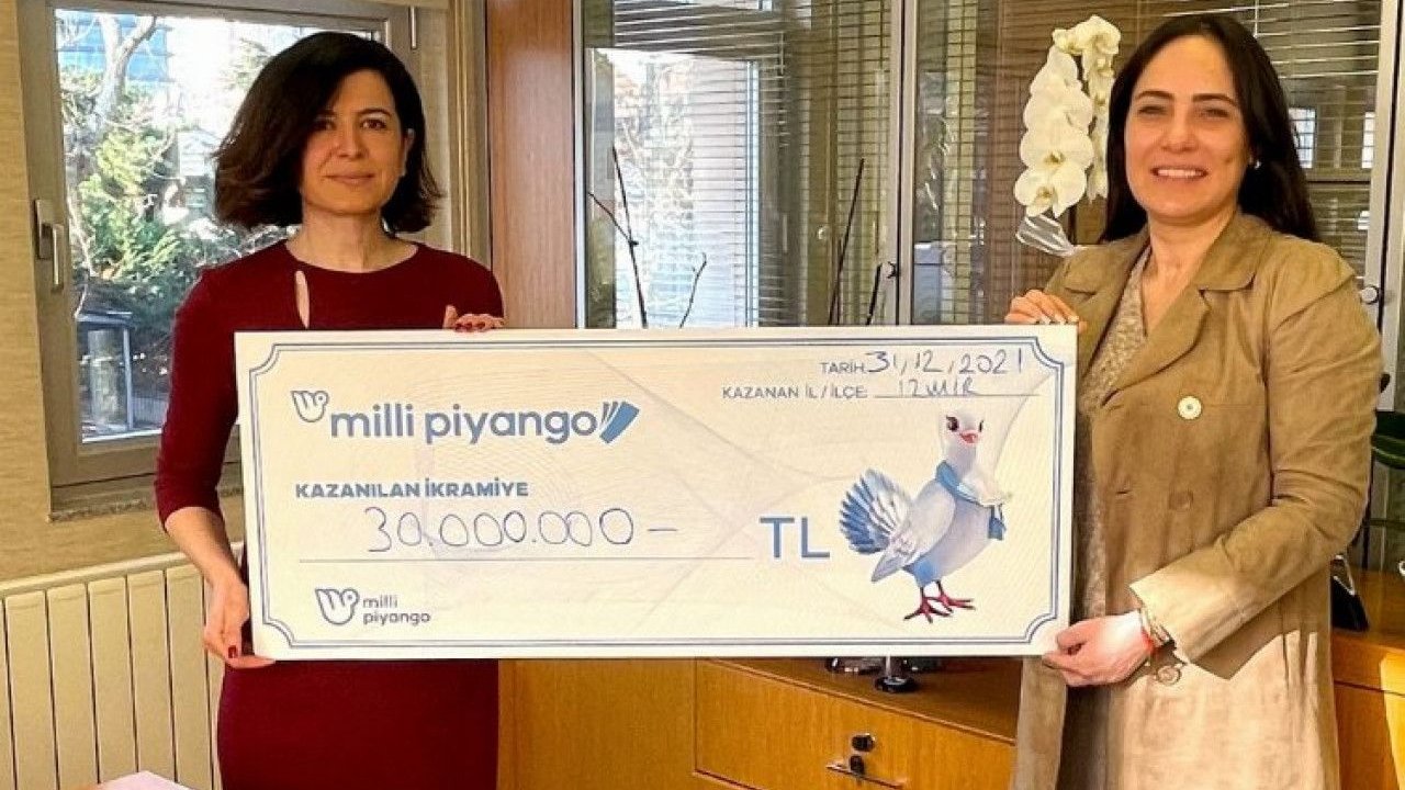 Milli Piyango 2022 talihlisi ödülünü aldı