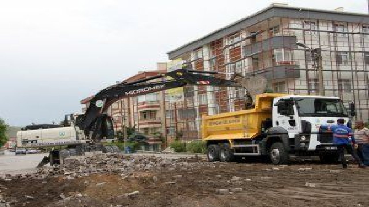 Beypazarı Belediyesi Fen İşleri Müdürlüğü ekipleri yol ve kaldırım çalışmalarını aralıksız sürdürüyor