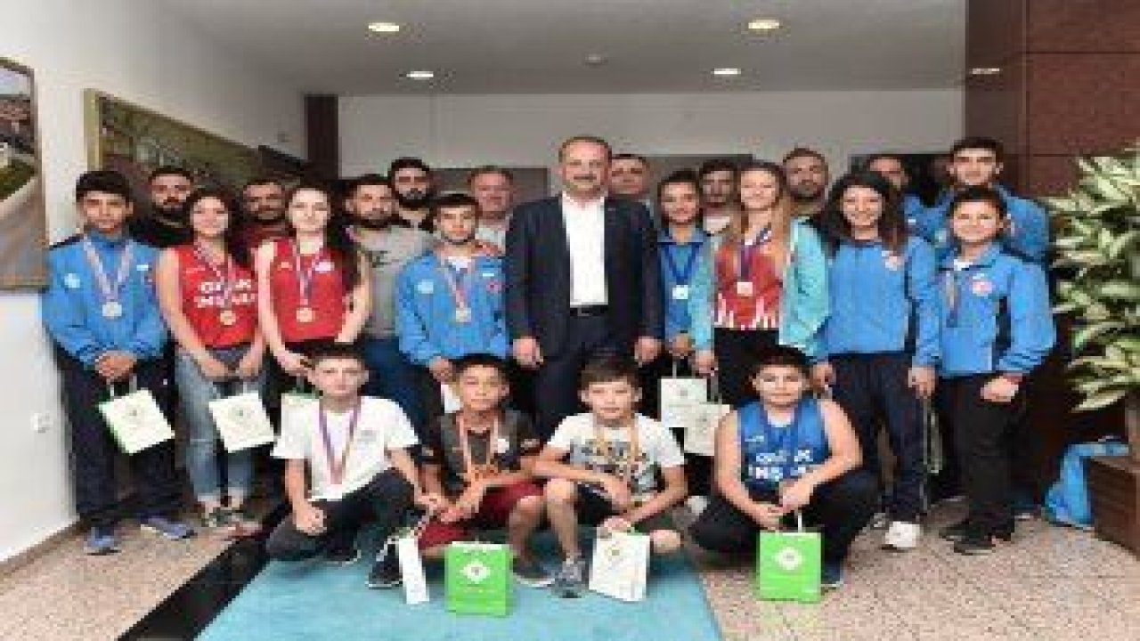 Yeni Mamak Spor Kulübü sporcuları ve antrenörleri Mamak Belediye Başkanı Mesut Akgül'ü makamında ziyaret etti