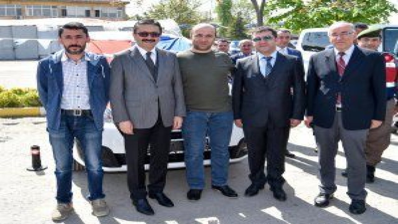 ​Altındağ Belediyesi, Türk Polis Teşkilatı’nın kuruluşunun 173’üncü yıldönümü dolayısıyla, İlçe Emniyet Müdürlüğü’ne ve İlçe Jandarma Komutanlığı’na araç hediye etti