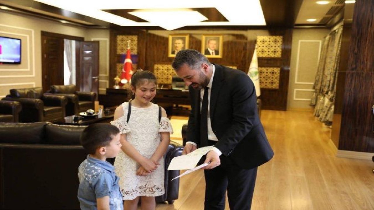 Başkan Ertuğrul Çetin, Ziyaretine Gelen Çocukları Eli Boş Göndermiyor...