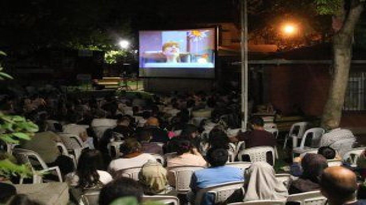 Çankaya Belediyesinin 17 Temmuz’da başlattığı nostalji tadında Açık Hava Sinema Etkinlikleri ilk hafta 10 bin kişi ile buluştu