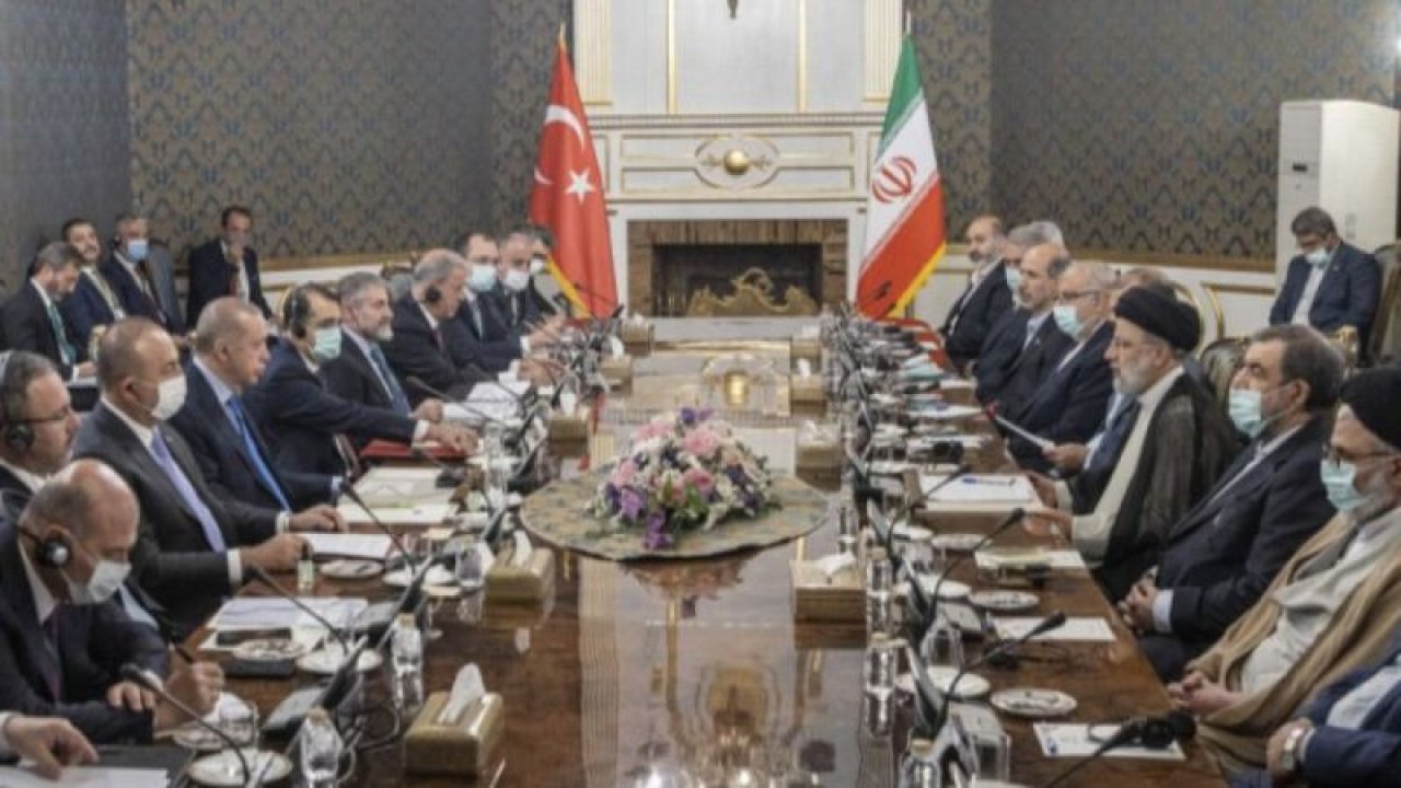 Türkiye ile İran Arasında 8 Anlaşma İmzalandı...