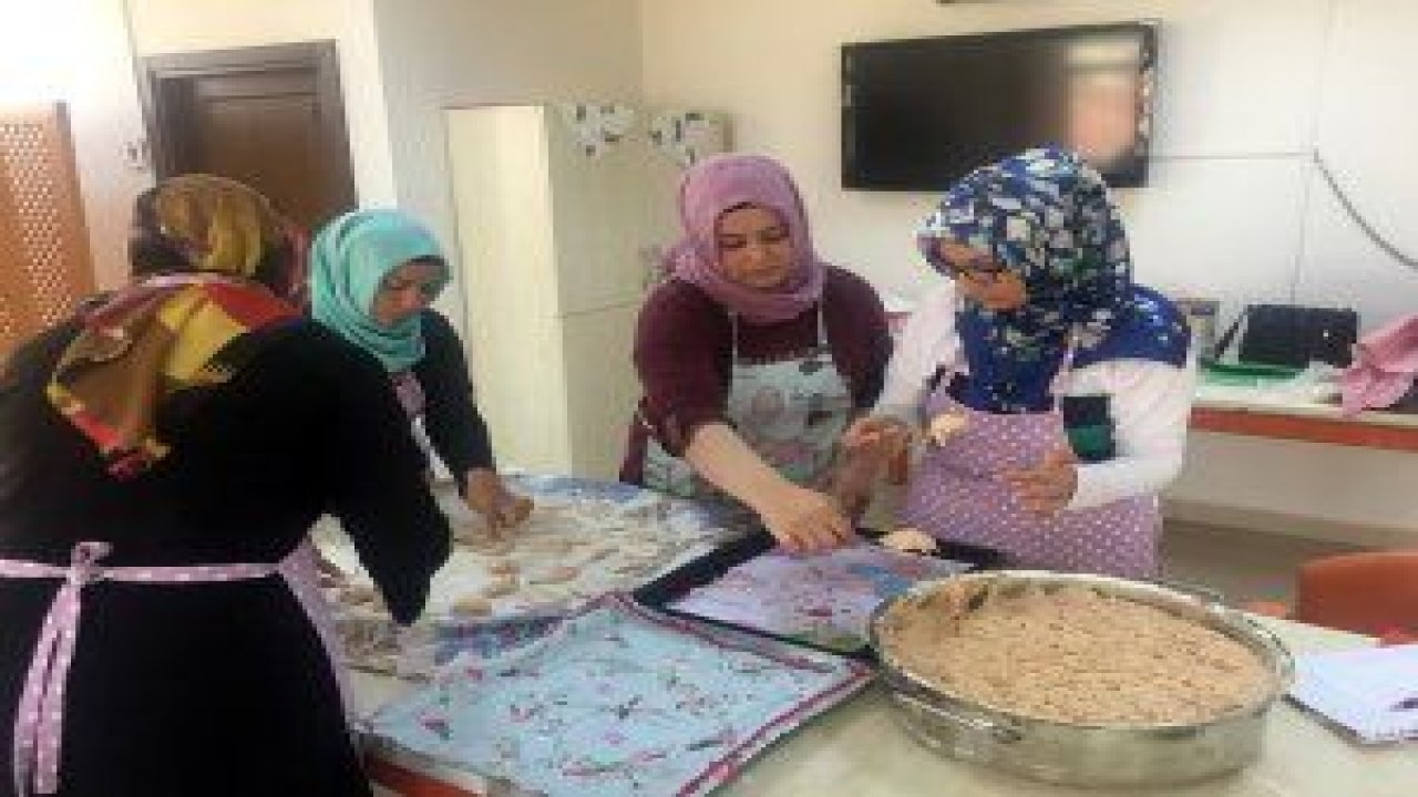Hüma Sultan Hanım Evi üyeleri kışlık konserve, ezme ve tarhana hazırlıklarını yaptı