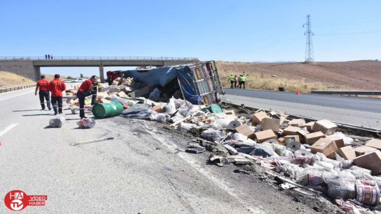 Kaza yapan tırın dorsesindeki gıda maddeleri yola saçıldı