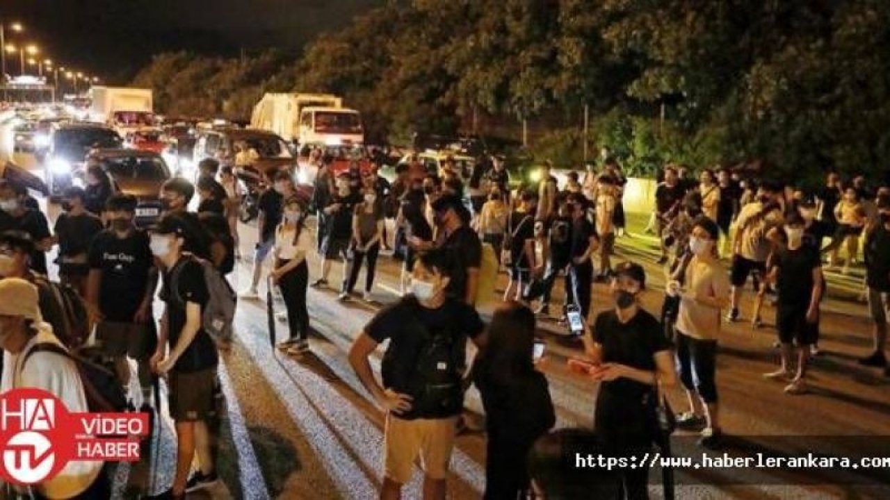 Hong Kong'da protestocular havalimanı yakınındaki yolları kapattı