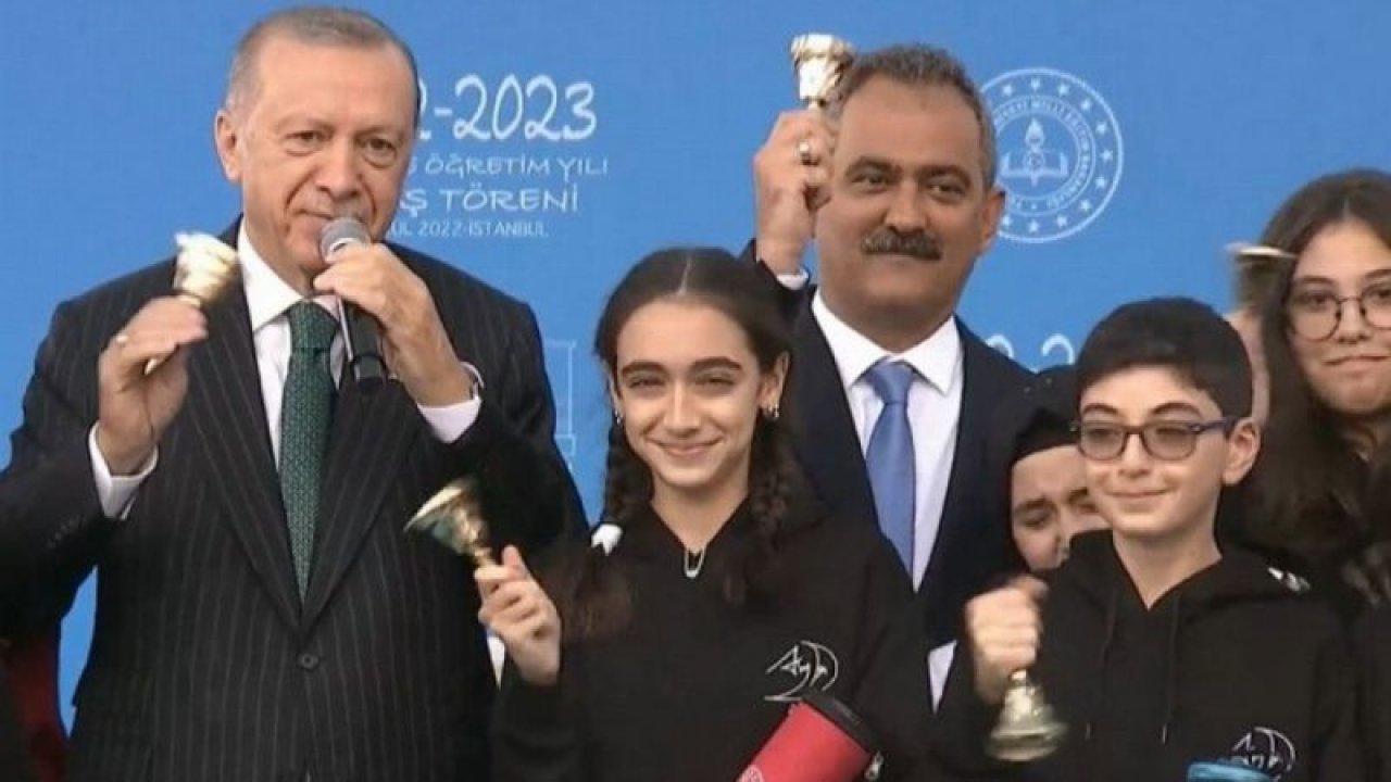 Cumhurbaşkanı Erdoğan ve Bakan Özer İlk Ders Zilini Birlikte Çaldılar...