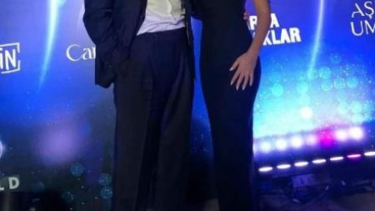 Camdaki Kız’ın Sedat’ı Aşka Geldi... Güzeller Güzeli Sevgilisinin Beline Kolunu Doladı... Haber Spikeri Sevgilisiyle Yılları Devirdiler...  Aman Feride Hanım Görmesin! Ortalık Yandı Kavruldu...