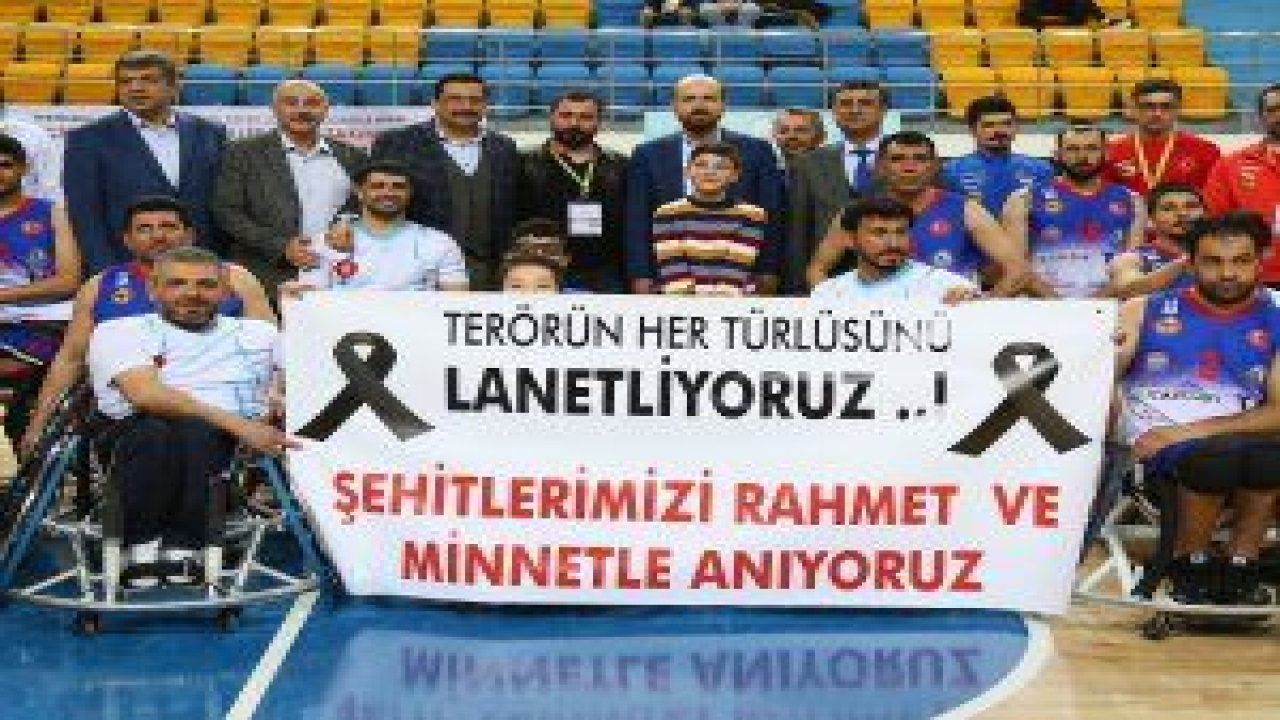 Taha Akgül Spor Salonu'nda yapılan ilk maçı Bilal Erdoğan ile Keçiören Belediye Başkanı Mustafa Ak birlikte izledi