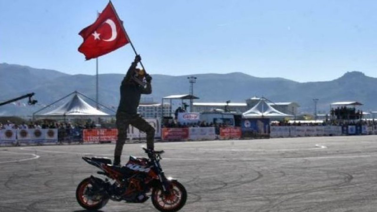 Motosiklette Avrupa Akrobasi Şampiyonası'nda Mehmetçiğe destek