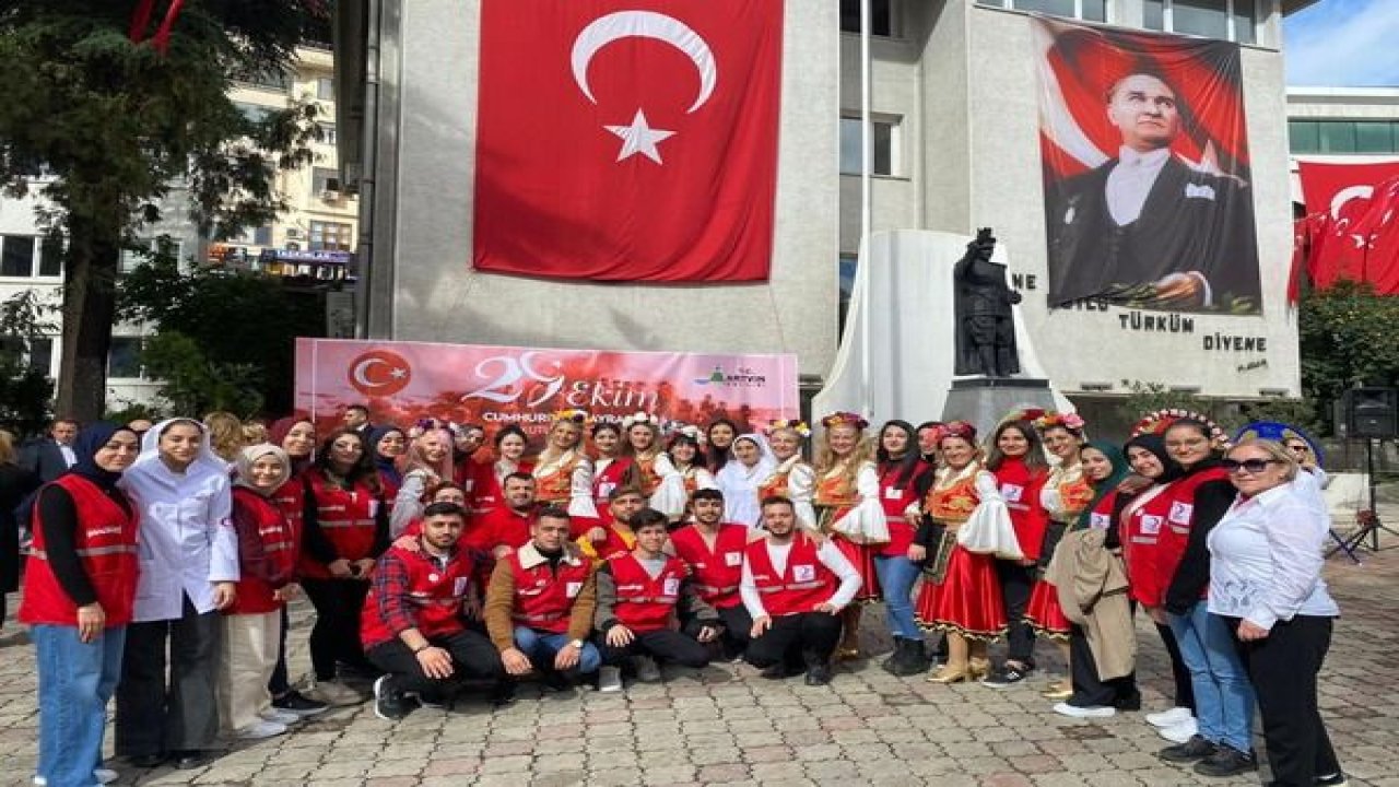 Kızılay Gönüllüleri Cumhuriyet Bayramını Coşkuyla Kutluyor...
