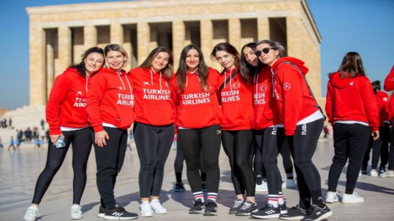 A Milli Kadın Hentbol Takımı Ankara'da! Anıtkabir'i ziyaret ettiler...