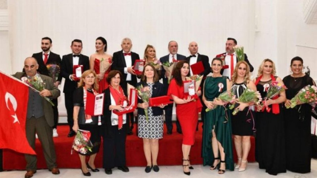 Cüneyt Arkın Röportajına Hollanda’da Ödül! İşte 7. Hollanda Altın Lale Ödülü Alan O İsimler...