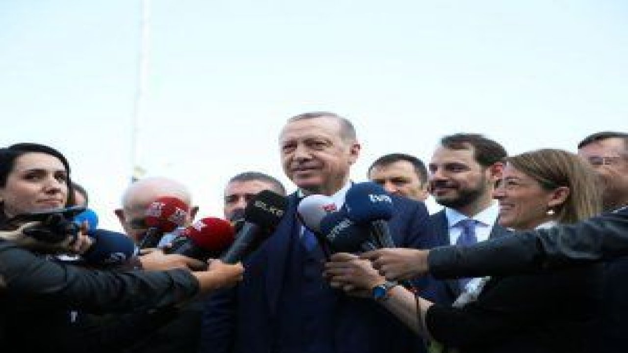 Cumhurbaşkanı Erdoğan, Ataşehir'deki Mimar Sinan Camisi'nde kıldığı cuma namazının ardından gazetecilerin gündeme ilişkin sorularını yanıtladı