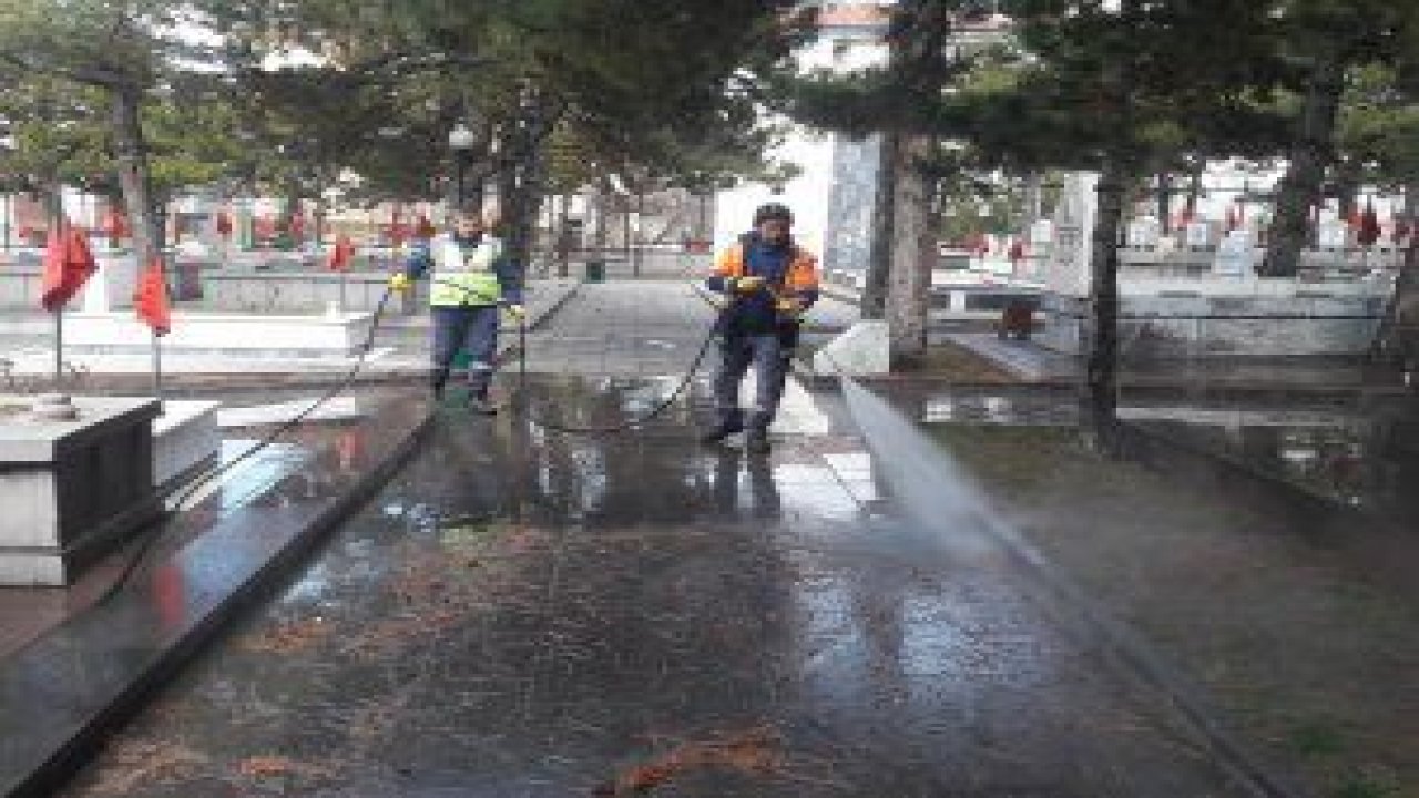 Ankara Büyükşehir Belediyesi, Cebeci Şehitliği’nde ki 969 şehidin kabrini temizledi