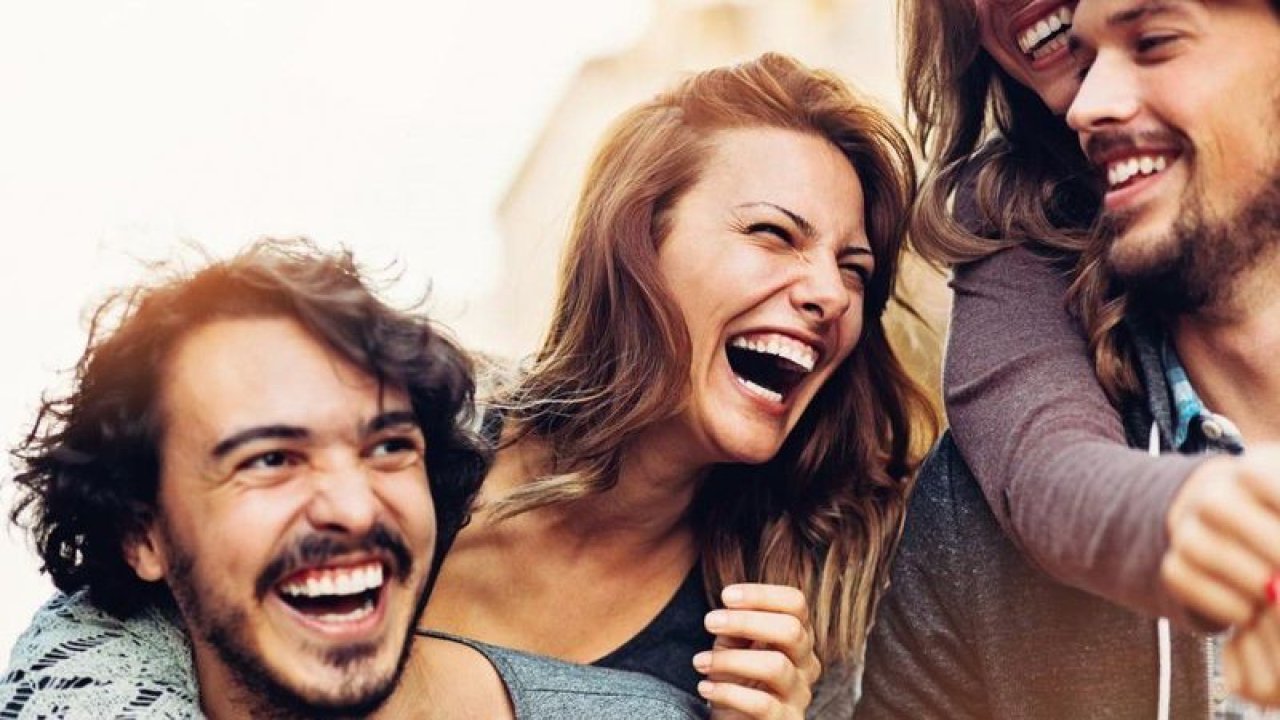 Gülerken Ağzınızı Kapatıyorsanız Dikkat! Derinlerde Yatan Sebep Ortaya Çıktı; Öğrenenlere Aydınlanma Geliyor! Kimsenin Aklının Ucundan Bile Geçmezdi Ama…