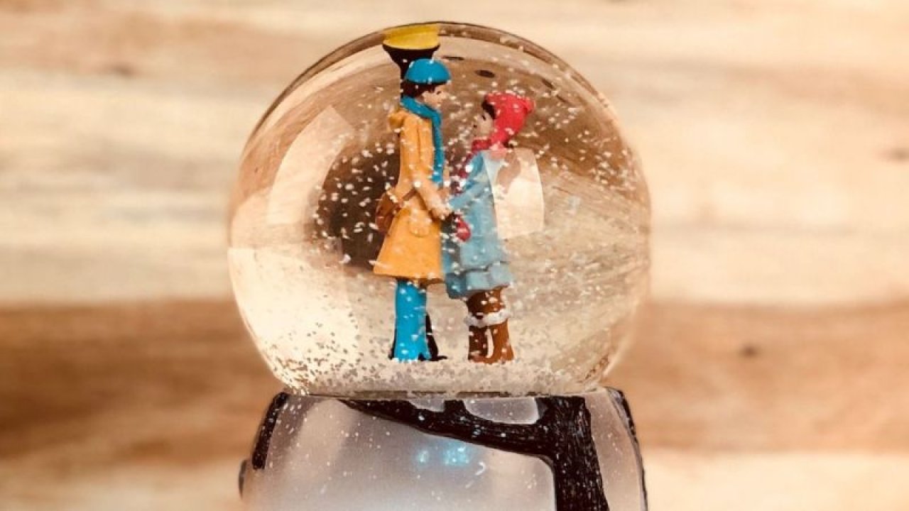 Kar Küresi Hediye Etmek Ne Anlama Gelir? Kar Küresi Neden Herkes Tarafından Sevilir? Sevgiliye Kar Küresi Almak Ne Demektir?