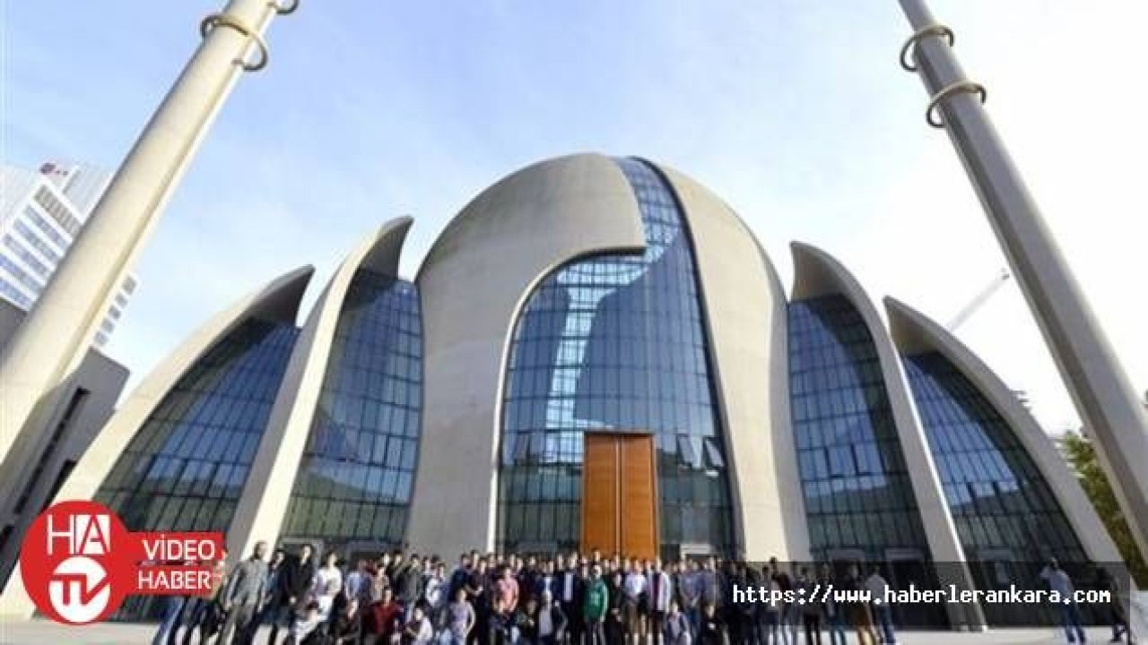 Almanya'da Müslüman öğrenciler camide dua ederek okula başladı