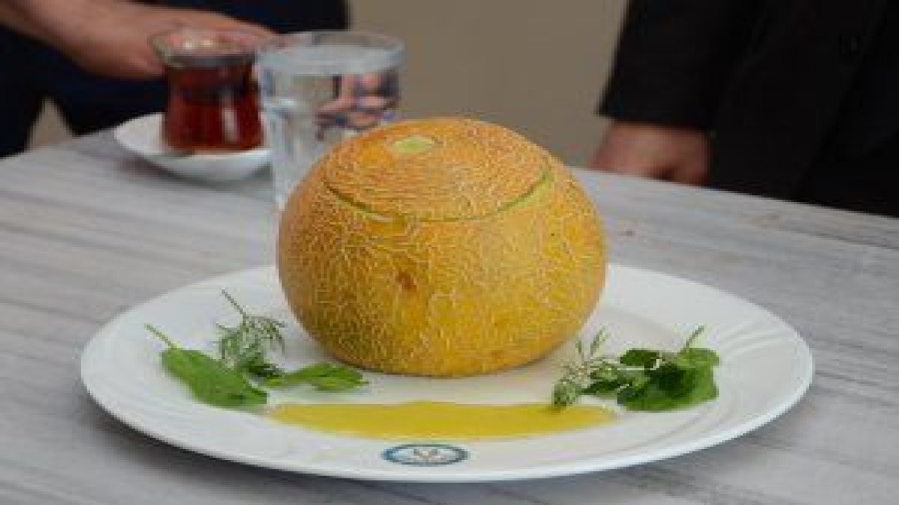 Başkan Ertürk, öğrenciler ve usta aşçılarla birlikte Osmanlı mutfağının enfes lezzetlerinden kavun dolmasının yapımına katıldı