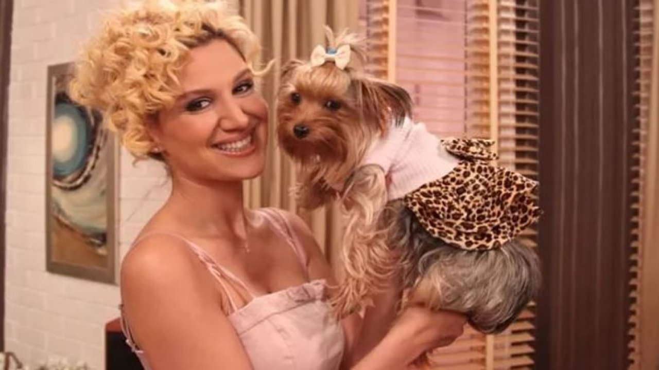 Türkiye’nin İlk “Aşko” Kadınıydı! Yahşi Cazibe Dizisinin Simge’si Son Haliyle Şok Etti! “Taş Olmuşsun Be!” Büyülüyor, Mest Ediyor…