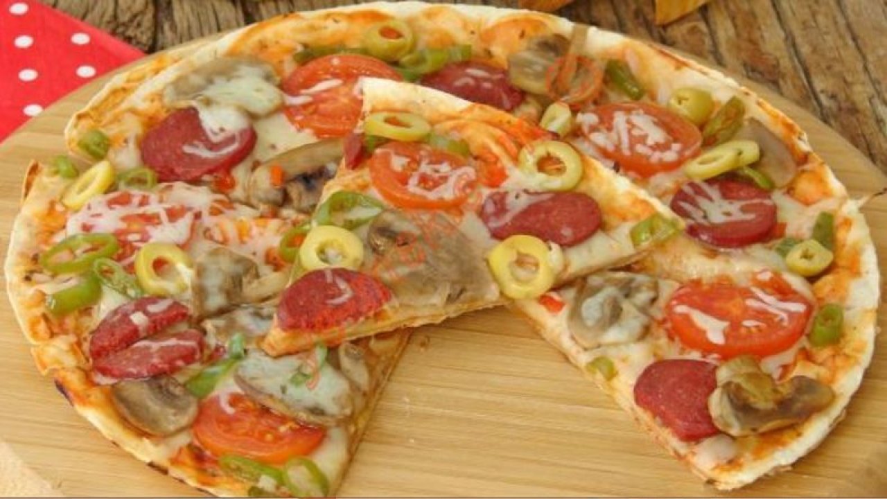 Bu Pizza İtalyanları Çılgına Çevirir! Hamura Falan Gerek Yok; Sadece 5 Dakikada Hazır! Tadına Doyum Olmuyor, Tıka Basa Doyacaksınız!