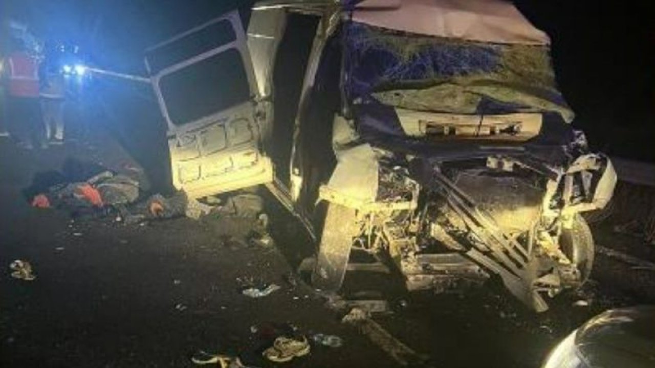 Ankara'da Korkunç Trafik Kazası! Minibüs ile Otomobil Çarpıştı... 21 Kişi Yaralı! Son Dakika...