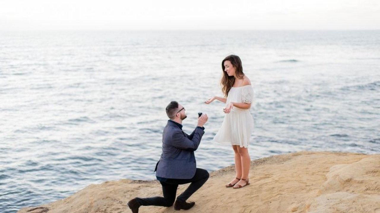 Evlilik Teklifi Edilirken Neden Diz Çökülür? Diz Çökmenin Anlamı Nedir, Hangi Dize Çökülür? Diz Çökme Hangi Çağdan Günümüze Gelmiştir?