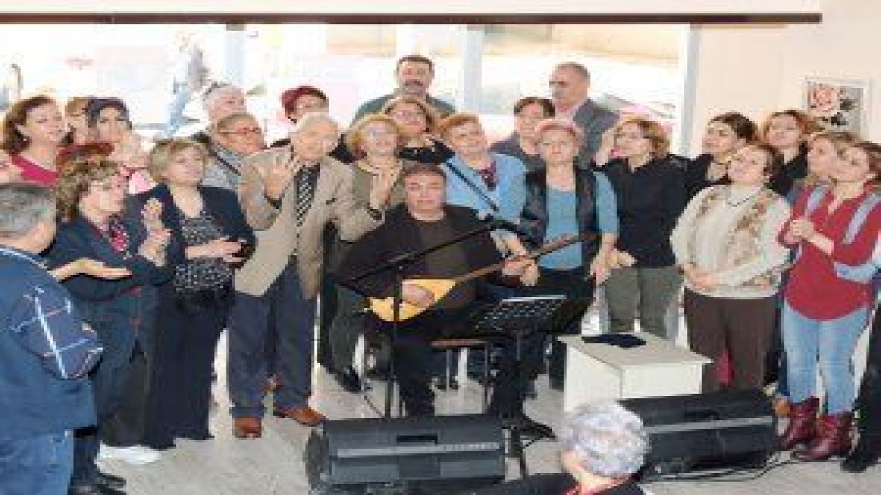 Çankaya Belediyesi Ayrancı Bahar Evinde bir araya gelen yaşlılar, Yaşlılara Saygı Haftasını şiirle, müzikle ve gönüllerince eğlenerek kutladı