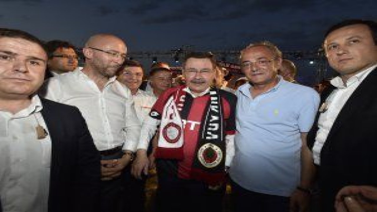 BÜYÜK ANKARA FESTİVALİ’NDE VATANDAŞLARLA BULUŞAN  BAŞKAN GÖKÇEK, GENÇLERBİRLİĞİ SPOR KULÜBÜ STANDINI  ZİYARET ETTİ