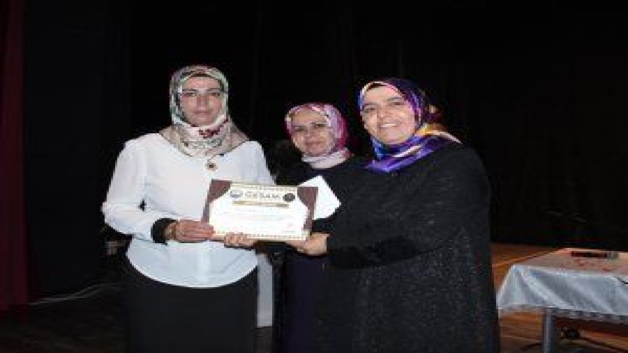 Gölbaşı’nda yıl boyunca faaliyet gösteren Kur’an kurslarının yıl sonu gösterisi ve sertifika töreni yapıldı