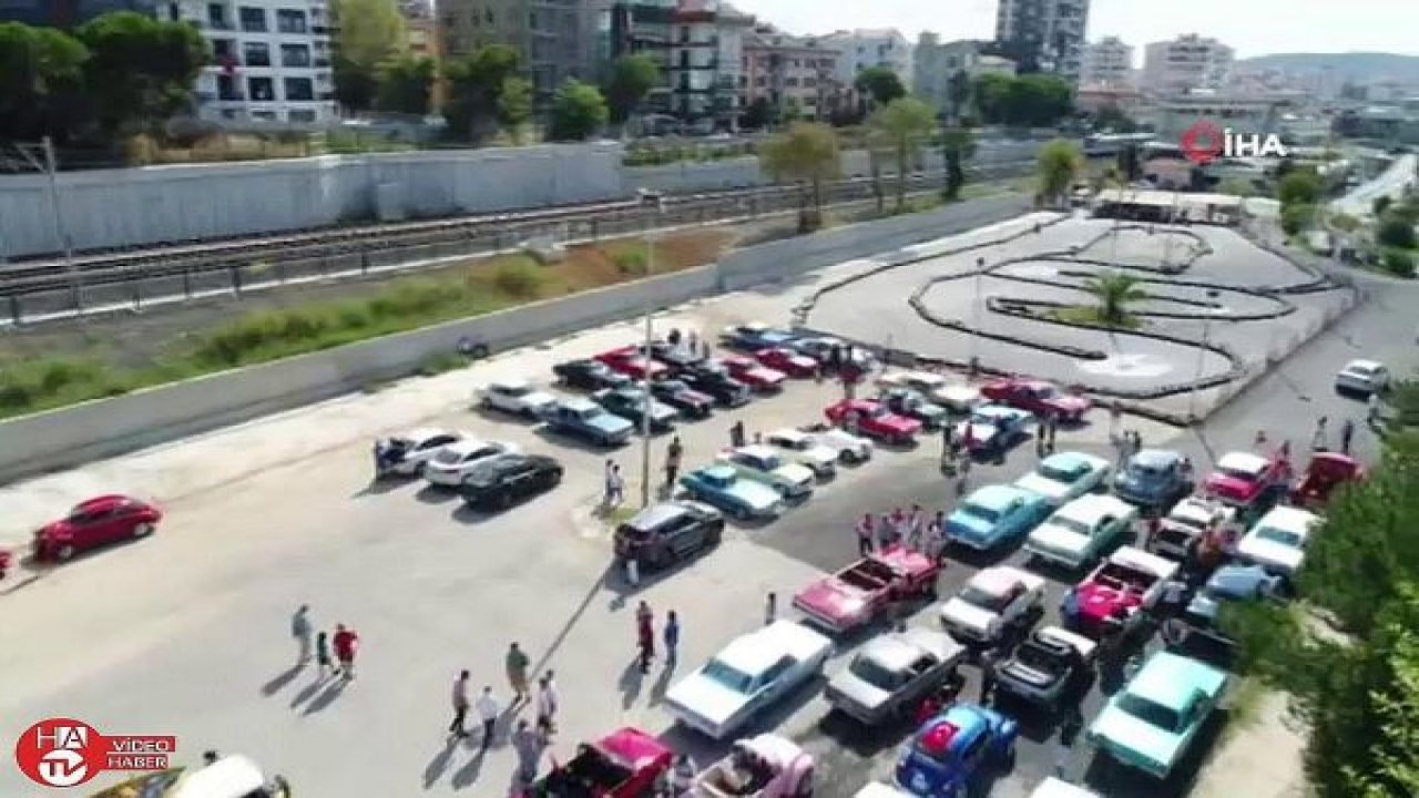 Dolmabahçe’ye klasik araçlarla zafer konvoyu