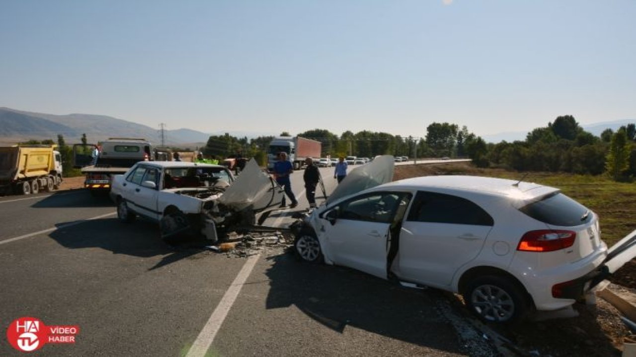 Sivas’ta otomobiller kafa kafaya çarpıştı: 1 ölü, 2 yaralı