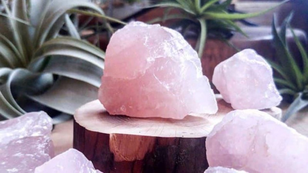 Bu Taş Aşkı Çekiyor, Kısa Sürede Aşık Ediyor! Kısmet Açan Aşk Taşı Hangisidir? Faydaları Nelerdir?