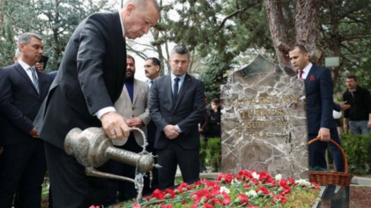 Cumhurbaşkanı Erdoğan'dan Türkeş'in kabrine ziyaret